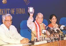 The Union Minister for Human Resource Development and Science and Technology, Dr. Murli Manohar Joshi, with a Simputer at a press conference held recently.