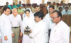 The Mayor, Ms Harjinder Kaur, presents a memento to Mr M. Appala Raju