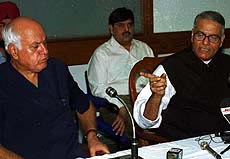 Union Finance Minister Yashwant Sinha with Jammu and Kashmir Chief Minister Farooq Abdullah 