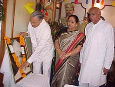 Haryana Governor Babu Parmanand paying floral tributes to Dr Radhakrishnan