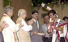 Vice-President Krishan Kant presenting national teachers award 