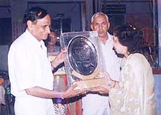 The Chairman of DAV educational institutions, Ambala, Mr Rajinder Nath, presenting a memento to national teacher's awardee Reena Nagrath.