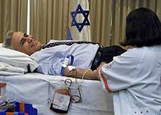 Israeli President Moshe Katzav donates blood 