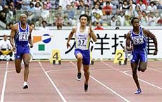 Shawn Crawford (R) of the USA races with Nobuharu Asahara (C) of Japan and Frankie Fredericks of Nambia during the mens 100 metre final at the Super Track and Field Meet 2001 at International Stadium, Yokohama, on Saturday. Crawford won the race in 10.17 seconds. 