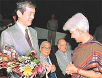 Mr Hiroshi Hirabayashi, Ambassador of Japan in India, with the bouquet 
