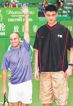 Andre Agassi (L) and 7-ft-6 Chinese basketball star Yao Ming participate in a charity event during Heineken Shanghai Open 2001 tennis tournament in Shanghai 
