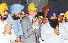 US Ambassador to India Robert D. Blackwill prays in Delhis Gurdwara Bangla Sahib on Wednesday.