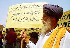 An old man carrying slogan condemning attacks on Sikhs in USA and UK in a protest rally called by All India Sikh Student Federation.