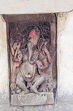 The image of Dancing Ganesha dates back to the 10th century. 