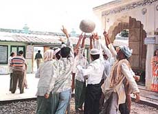A stone that levitates only on one finger each of a group of people.