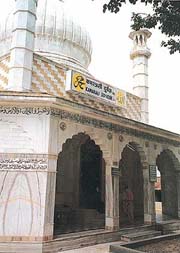 The Kamarali Durgah is located on the Pune-Satara road
