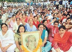 Haryana employees at a "jayanti rally" on the occasion of Devi Lals birth anniversary, in Sector 17, Panchkula, on Tuesday. 