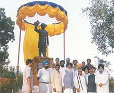 Prime Minister Atal Behari Vajpayee, after unveiling a statue of Chaudhary Devi Lal on his birth anniversary at Mandi Killianwali near Dabwali on Tuesday.