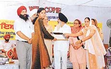 A student from Panjab University receives prize at the Mai Bhago College for Women, Ramgarh, Ludhiana, on Tuesday.