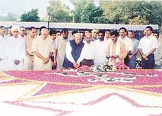Haryana Chief Minister Mr. Om Parkash Chautala and other BJP leaders paying floral tributes to former deputy Prime Minister late Chaudhary Devi Lal