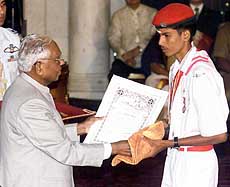 President K. R. Narayanan presents the Jivraksha medal 