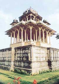 A chhatri with 64 pillars (17th century) and intricate panels