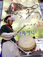 A performer beats drum to celebrate the opening of the stock market for 2002 in Seoul on Wednesday.