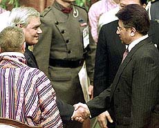 Pakistani President Pervez Musharraf (R) shakes hands with Prime Minister Atal Behari Vajpayee