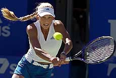 Russia's Anna Kournikova hits a backhand during her match against Serena Williams 