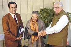 Chief Minister Sheila Dikshit with Petroleum Minister Ram Naik