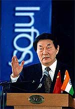Chinese Premier Zhu Rongji speaks during a visit to Infosys Technologies offices 
