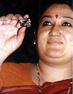 Subha Mudgal displays a replica of "Kohinoor"