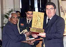 President K. R. Narayanan presents the Gandhi Peace Prize