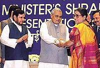 Mr Vajpayee presenting the award to Mrs Deveeramma