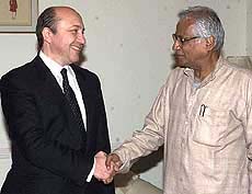 Russian Foreign Minister Igor Ivanov meeting with Indian Defence Minister George Fernandes