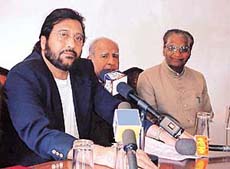 Film star-turned-politician Vinod Khanna addresses mediapersons in Ludhiana on Saturday.