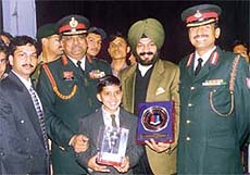 Deputy Director General (NCC) Ranvir Singh presenting an annual NCC Guest of Honour award to Mr M.S. Bitta