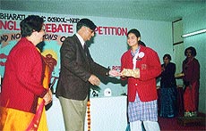 Vatsala Kakroo of Vishwa Bharti receiving the best speaker award