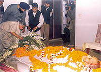 Delhi Chief Minister paying homage to Jag Parvesh Chandra.