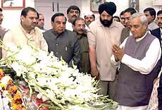 Prime Minister Atal Behari Vajpayee pays last respect to veteran Congress leader