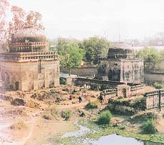 The Tauru tombs, which stand in a 4-acre complex, exhibit Tughlaq and Mughal architectural styles
