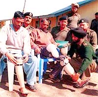 BSF jawan provides artificial limb to two Kashmiri porters