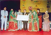 Students with a cheque of Rs 3 lakh. Lt-Governor Vijai Kapoor and Bollywood baddie Amrish Puri also graced the occasion.