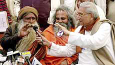 Mahant Paramhans, Mahant Ramvilas Vedanti and VHP leader Ashok Singhal at a Press conference