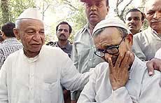 A Hindu consoles a crying Muslim 