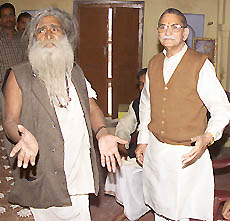 Union Minister for State for Home Affairs I.D. Swami with Mahant Ramchandra Das Paramhans in Ayodhya on Friday.