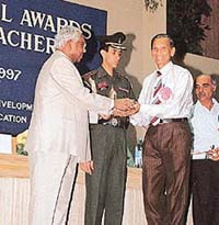 Satya Paul receiving the Presidents Award for teaching