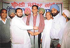 Leaders of the local unit of the Congress honour the Minister of State for Cultural Affairs, Mr Ashwani Sekhri, in Ludhiana.