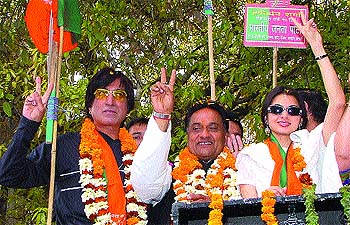 Shakti Kapoor and Bhagyashree campaigning for the BJP candidate in the Karol Bagh area on Wednesday.