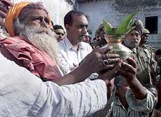 Mahant Ramchandra Das Paramhans performs a ceremonial offering