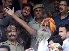 Mahant Ramchandra Das Paramhans speaks to his followers