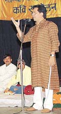 Ashok Chakradhar recites a poem during a hasya kavi