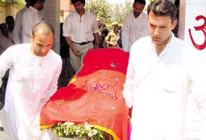 Natashas brother (left) and her husband Jagat Singh (right) before the cremation in New Delhi on Tuesday.