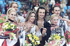 Russia's Irina Lobacheva (C) and Ilia Averbukh show off their gold medals 