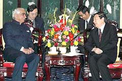 Chinese Premier Zhu Rongji, right, talks with Foreign Minister Jaswant Singh